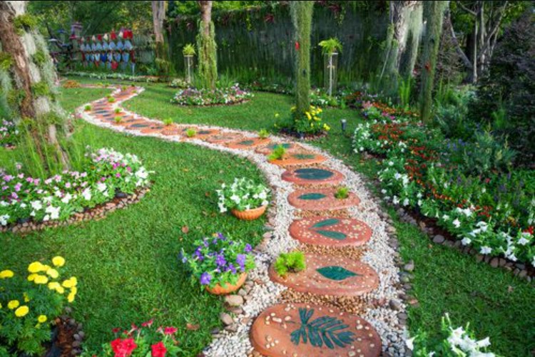 How to Design a Garden Decorations